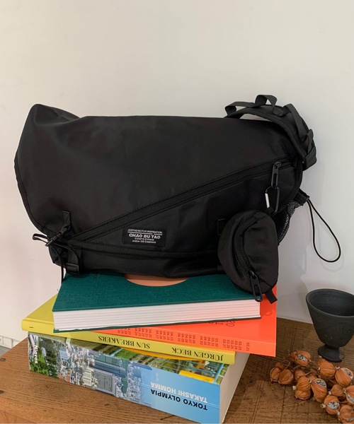 lilful(リルフル)の「【A4サイズ対応】ナイロンワンショルダー 多機能 メッセンジャーバッグ 男女兼用 ミニポーチ付き(ショルダーバッグ・レディース・ブラック・F)」の6枚目の写真