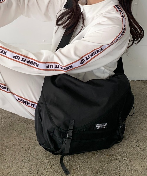 lilful(リルフル)の「【A4サイズ対応】ナイロンワンショルダー 多機能 メッセンジャーバッグ 男女兼用 ミニポーチ付き(ショルダーバッグ・レディース・ブラック・F)」の16枚目の写真