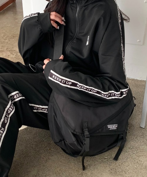 lilful(リルフル)の「【A4サイズ対応】ナイロンワンショルダー 多機能 メッセンジャーバッグ 男女兼用 ミニポーチ付き(ショルダーバッグ・レディース・ブラック・F)」の11枚目の写真