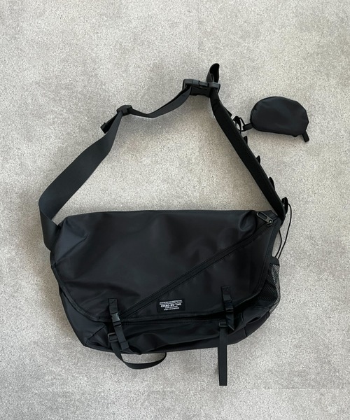 【新品✨】トゥミ ナイロン メッセンジャーバッグ ブラック ボディバッグ　A4可 セール】【A4サイズ対応】ナイロンワンショルダー 多機能