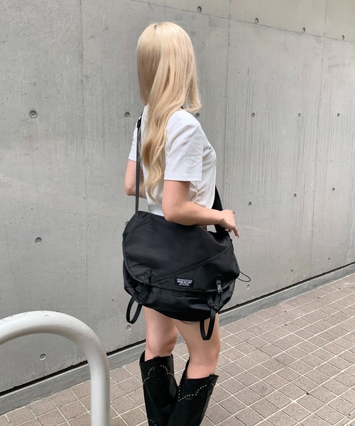 【極美品】フルラ メッセンジャーバッグ レザー×ナイロン A4可 エンボス 黒 極美品】フルラ メッセンジャーバッグ レザー×ナイロン A4可 エンボス