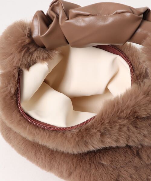 STYLEBLOCK（スタイルブロック）の「チャーム付き2WAYミニフェイクファーショルダーバッグ（ショルダーバッグ・レディース・ブラック/カーキ/ブラウン系その他/オフホワイト/ピンク・FREE）」の7枚目の写真