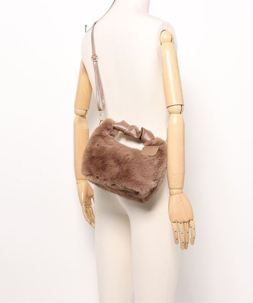 STYLEBLOCK（スタイルブロック）の「チャーム付き2WAYミニフェイクファーショルダーバッグ（ショルダーバッグ・レディース・ブラック/カーキ/ブラウン系その他/オフホワイト/ピンク・FREE）」の6枚目の写真