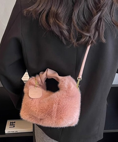 STYLEBLOCK（スタイルブロック）の「チャーム付き2WAYミニフェイクファーショルダーバッグ（ショルダーバッグ・レディース・ブラック/カーキ/ブラウン系その他/オフホワイト/ピンク・FREE）」の5枚目の写真