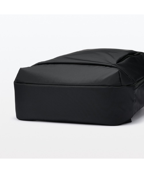 無印良品（ムジルシリョウヒン）の「肩の負担を軽くする　撥水ナイロンビジネスリュックサック（バックパック/リュック・レディース・ブラック・FREE）」の4枚目の写真