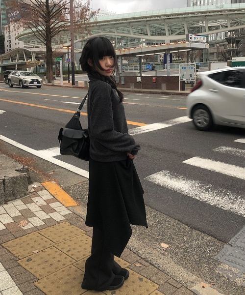 anyonemore（エニワンモア）の「エンボスクエアレイヤードミディスカート（スカート・レディース・ブラック・FREE）」の2枚目の写真