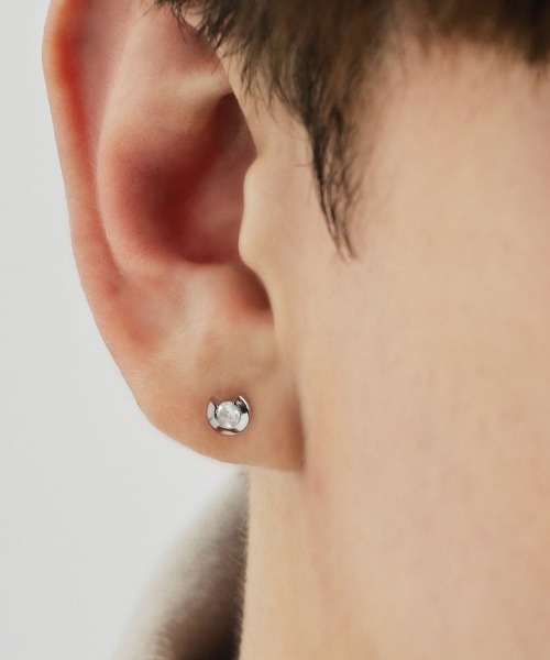4℃ HOMME+(ヨンドシーオムプラス)の「【6月誕生石】シルバー ムーンストーン ピアス/片耳用(ピアス(片耳用)・メンズ・シルバー・FREE)」の4枚目の写真