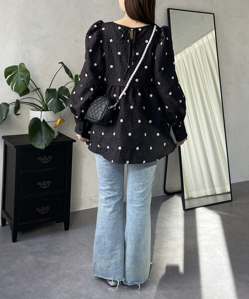 ブラウス シャツ ペプラムフラワーパフスリーブブラウス レディース MERAKI（ファッション） ブラウス シャツ フラワー襟