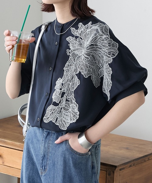 BONLECILL（ボンルシール）の「フラワーレースボリュームスリーブバンドカラーシャツ（シャツ/ブラウス・レディース・ブルー/オフホワイト/ライトグレー/ネイビー/グレー/ネイビー系1/チャコールグレー・FREE）」の6枚目の写真