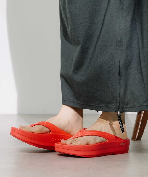 OOFOS OOMEGA トングサンダル ダークブラウン OOFOS OOMEGA トングサンダル ダークブラウン OOFOS OOMEGA トング