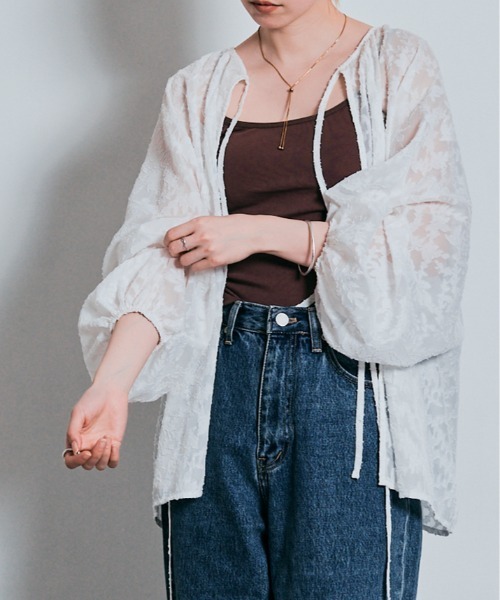 W:Huku（フーク）の「【W:Huku / ジャガード レース】シアー リボン 2way ブラウス（シャツ/ブラウス・レディース・オフホワイト/ブラック/ライトグレー・M/L）」の2枚目の写真