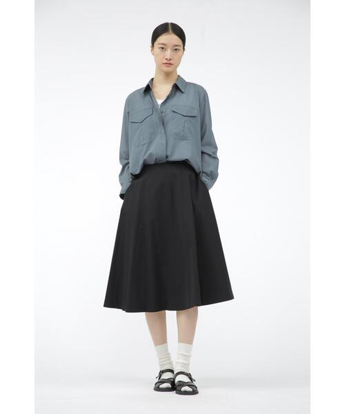 MARGARET HOWELL(マーガレットハウエル)の「SOFT COMPACT COTTON(スカート・レディース・ブラック/グリーン・1/3/0/2)」の1枚目の写真