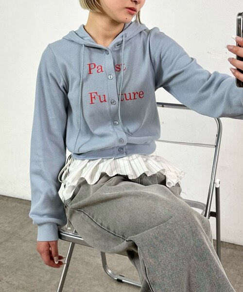 WHO'S WHO gallery(フーズフーギャラリー)の「PAST FUTUREロゴパーカー(パーカー・レディース・サックスブルー/グレー/オフホワイト・FREE)」の3枚目の写真