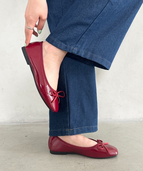 MYMOOD.（マイムード）の「エナメル リボンパンプス ローヒールパンプス（パンプス・レディース・ブラック/レッド・23.5cm/24.5cm）」の2枚目の写真