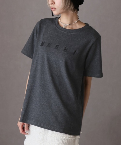 Girly Doll(ガーリードール)の「刺繍フロントロゴTシャツ(Tシャツ/カットソー・レディース・ブラック/ダークグレー/ホワイト・F)」の1枚目の写真
