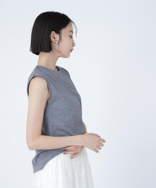 NATURAL BEAUTY BASIC(ナチュラルビューティーベーシック)の「◇【Oggi掲載】メタルプレートノースリーブカットソー(Tシャツ/カットソー・レディース・ブラック/チャコールグレー/オフホワイト/ダークブラウン・FREE)」の5枚目の写真