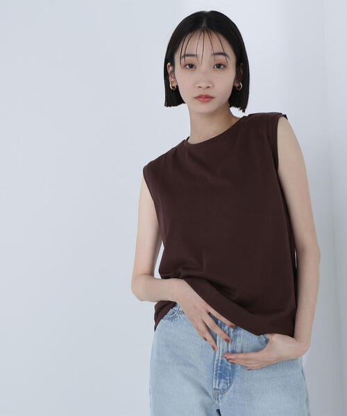 NATURAL BEAUTY BASIC(ナチュラルビューティーベーシック)の「◇【Oggi掲載】メタルプレートノースリーブカットソー(Tシャツ/カットソー・レディース・ブラック/チャコールグレー/オフホワイト/ダークブラウン・FREE)」の4枚目の写真