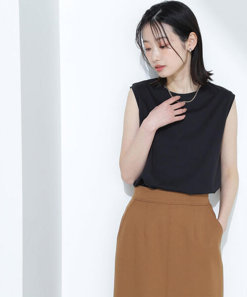 NATURAL BEAUTY BASIC(ナチュラルビューティーベーシック)の「◇【Oggi掲載】メタルプレートノースリーブカットソー(Tシャツ/カットソー・レディース・ブラック/チャコールグレー/オフホワイト/ダークブラウン・FREE)」の2枚目の写真