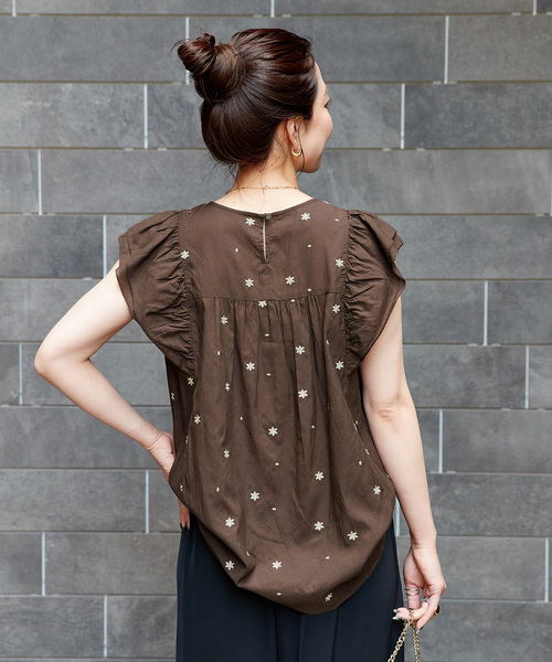 B.C STOCK(ベーセーストック)の「手洗い可 / フラワー刺繍フリルブラウス(シャツ/ブラウス・レディース・ネイビー/ホワイト/ブラウン・FREE)」の18枚目の写真