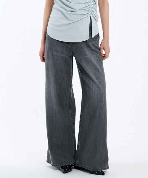 PUBLIC TOKYO(パブリックトウキョウ)の「PUBLICDENIM COOL WIDE(デニムパンツ・レディース・ライトグレー/ライトブルー・2/3/1)」の8枚目の写真