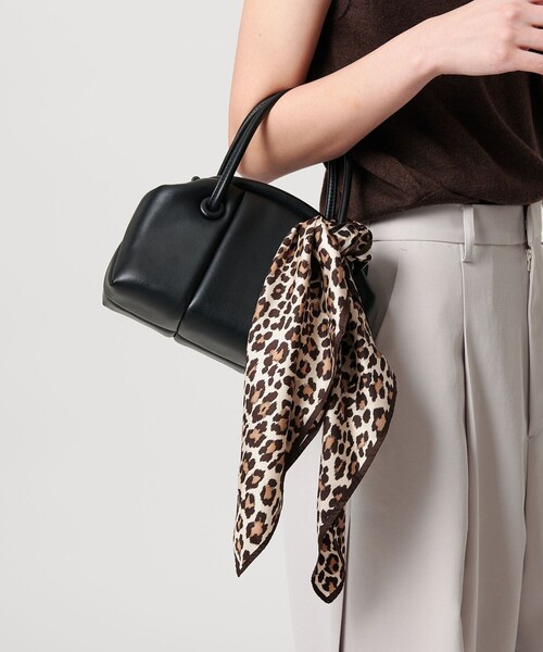 BEAUTY&YOUTH UNITED ARROWS（ビューティーアンドユースユナイテッドアローズ）の「シルク レオパード スカーフ（バンダナ/スカーフ・レディース・ブラック/ブラウン系・FREE）」の2枚目の写真