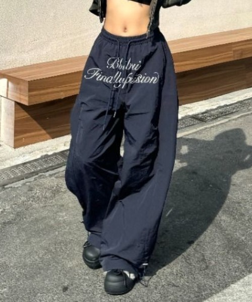 Vipoa（ヴィポア）の「front logo nylon pants（その他パンツ・レディース・グレー/ネイビー・FREE）」の2枚目の写真