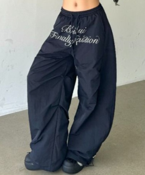 Vipoa（ヴィポア）の「front logo nylon pants（その他パンツ・レディース・グレー/ネイビー・FREE）」の3枚目の写真