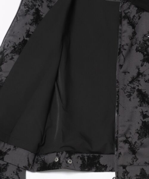 Desigual(デシグアル)の「フロック加工 フラワープリント ショート丈トラッカージャケット ブラック(ブルゾン・レディース・ブラック・S/M/L/XS/XL)」の3枚目の写真