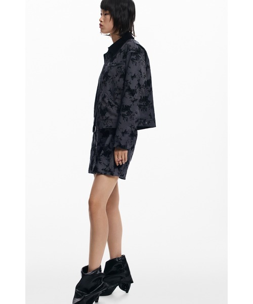 Desigual(デシグアル)の「フロック加工 フラワープリント ショート丈トラッカージャケット ブラック(ブルゾン・レディース・ブラック・S/M/L/XS/XL)」の5枚目の写真