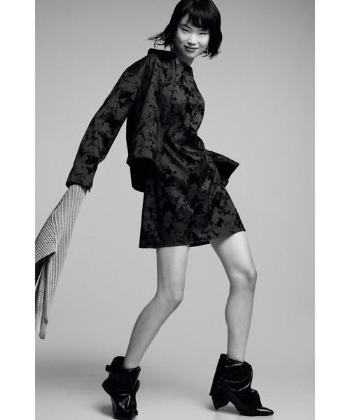 Desigual(デシグアル)の「フロック加工 フラワープリント ショート丈トラッカージャケット ブラック(ブルゾン・レディース・ブラック・S/M/L/XS/XL)」の4枚目の写真