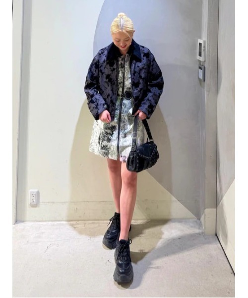 Desigual(デシグアル)の「フロック加工 フラワープリント ショート丈トラッカージャケット ブラック(ブルゾン・レディース・ブラック・S/M/L/XS/XL)」の5枚目の写真