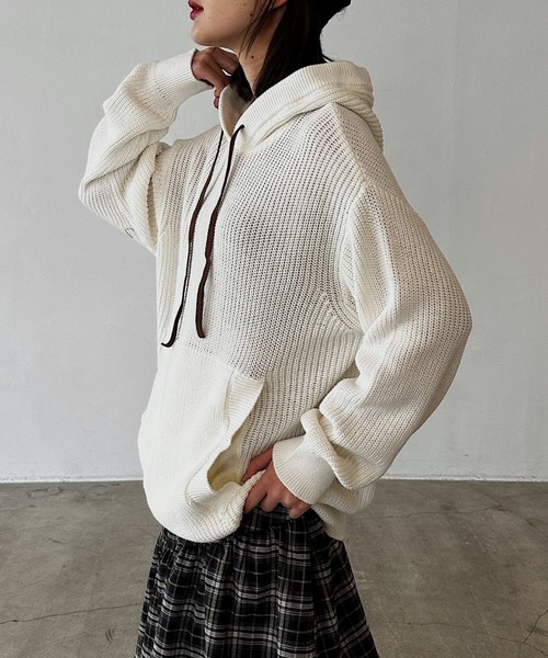 PAGEBOY(ページボーイ)の「ピグメントロゴニットパーカー【ロゴあり&ロゴなし(WEB限定)が選べる】(パーカー・レディース・チャコールグレー/オフホワイト/オレンジ/ホワイト系その他/オレンジ系その他/グレー系その他・FREE)」の2枚目の写真