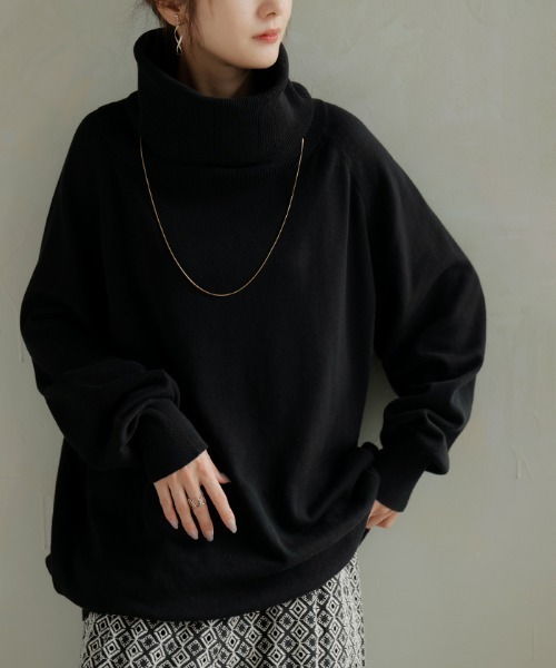 HUG.U(ハグユー)の「綿100% 「くしゅっと小顔」 タートルネックニット(ニット/セーター・レディース・ブラック/ホワイト/オリーブ/ブラウン/レッド/ライトグレー/ネイビー/ロイヤルブルー/ダークベージュ・FREE)」の2枚目の写真