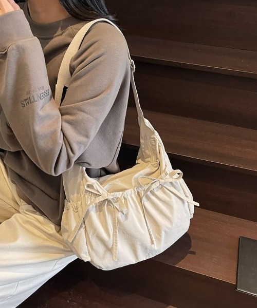 アイボリーリボン付きショルダーバッグ セール】リボン付きショルダーバッグ（ショルダーバッグ）｜ViViDAY