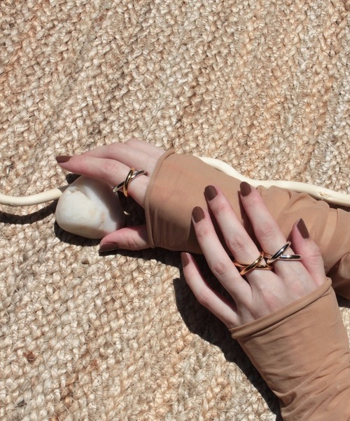 Soierie(ソワリー)の「コネクト ループ イヤーカフ リング / Connect loop earcuff ring(リング・レディース・シルバー×ゴールド・FREE)」の7枚目の写真