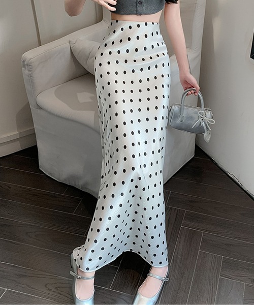 LUCPY(ラクピー)の「ポルカドットサテンフレアロングスカート(スカート・レディース・ブラック/ホワイト/レッド・SMALL/MEDIUM/LARGE/X-LARGE)」の1枚目の写真