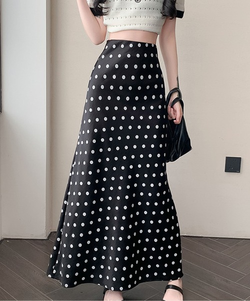 LUCPY(ラクピー)の「ポルカドットサテンフレアロングスカート(スカート・レディース・ブラック/ホワイト/レッド・SMALL/MEDIUM/LARGE/X-LARGE)」の2枚目の写真
