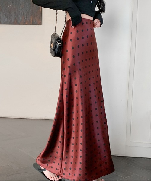 LUCPY(ラクピー)の「ポルカドットサテンフレアロングスカート(スカート・レディース・ブラック/ホワイト/レッド・SMALL/MEDIUM/LARGE/X-LARGE)」の6枚目の写真