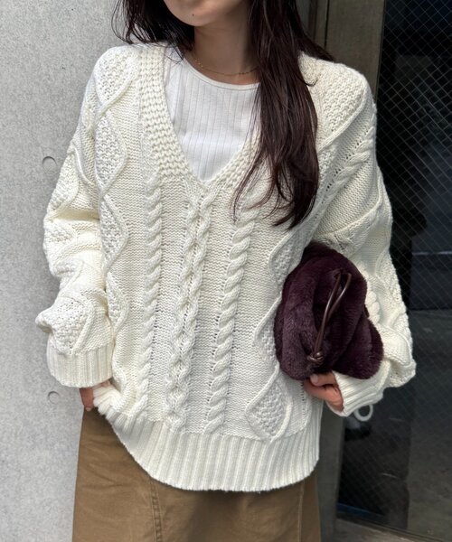 WILLOW（ウィロー）の「【willow】Ｖネックケーブルニット（ニット/セーター・レディース・オフホワイト/ブラウン・ONE SIZE）」の2枚目の写真