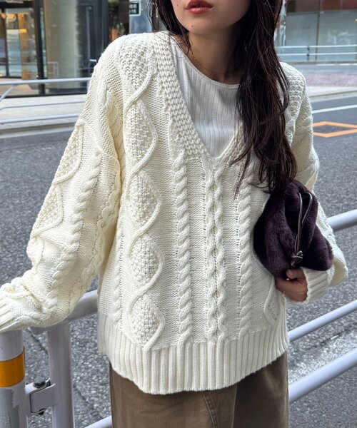 WILLOW（ウィロー）の「【willow】Ｖネックケーブルニット（ニット/セーター・レディース・オフホワイト/ブラウン・ONE SIZE）」の3枚目の写真