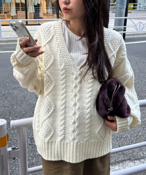 WILLOW（ウィロー）の「【willow】Ｖネックケーブルニット（ニット/セーター・レディース・オフホワイト/ブラウン・ONE SIZE）」の5枚目の写真