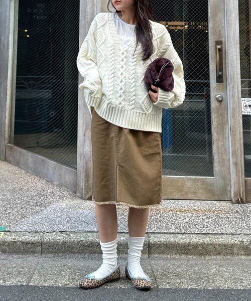 WILLOW（ウィロー）の「【willow】Ｖネックケーブルニット（ニット/セーター・レディース・オフホワイト/ブラウン・ONE SIZE）」の11枚目の写真
