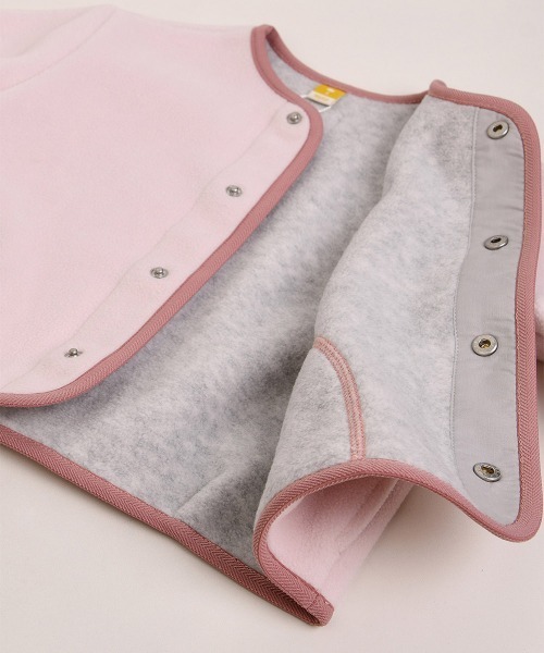 moimoln（モイモルン）の「【SOFT&】カラー配色ノーカラーフリースジャケット（ブルゾン・キッズ・ピンク/イエロー/グレー・130cm/120cm/110cm/100cm/90cm/80ｃｍ）」の8枚目の写真