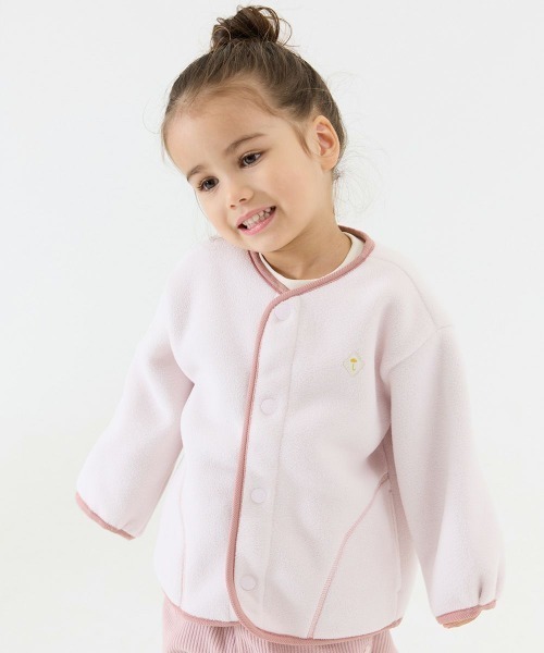 moimoln（モイモルン）の「【SOFT&】カラー配色ノーカラーフリースジャケット（ブルゾン・キッズ・ピンク/イエロー/グレー・130cm/120cm/110cm/100cm/90cm/80ｃｍ）」の5枚目の写真