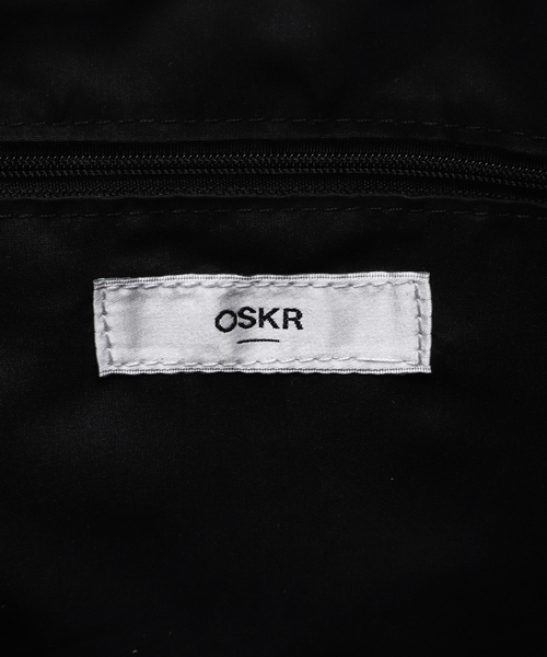 OSKR(オーエスケーアール)の「OSKR別注 ワンショルダー フェイクレザー ハーフムーンバッグ(ショルダーバッグ・メンズ・ブラック・FREE)」の15枚目の写真
