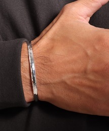 VIVIFY（ビビファイ）の「バングル/バックホールマーク/ミラーフィニッシュ/甲丸（バングル/リストバンド）」