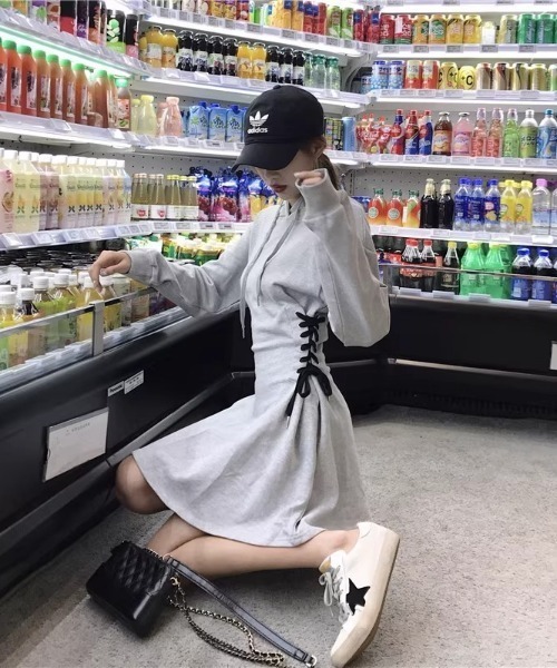 NoBelle（ノベル）の「スウェットサイドリボン　ウエストライン　フード付きパーカーワンピース（ワンピース・レディース・ホワイト/ブラック・L/M）」の4枚目の写真