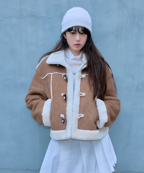 ROLAROLA(ロラロラ)の「HIGH NECK SUEDE MUSTANG JACKET BEIGE(ムートンコート・レディース・その他・FREE)」の2枚目の写真