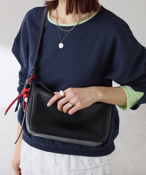 PAPILLONNER(パピヨネ)の「メタルレスレザーバッグ/WEB限定(ショルダーバッグ・レディース・ブラウン/ブラック・FREE)」の3枚目の写真