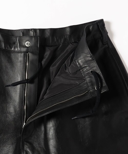 BEAMS(ビームス)の「カウレザー イージー ショートパンツ【ワイドストレートフィット】(その他パンツ・メンズ・ブラック・L/M/S/XL)」の13枚目の写真